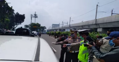 Awasi PSBB, Polisi Jaga Pintu Masuk ke Jakarta