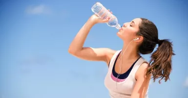 4 Manfaat Minum Air Hangat, Termasuk Bisa Turunkan Berat Badan 