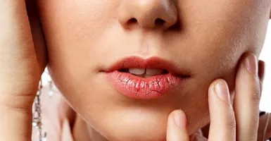 Ladies, 4 Alasan Minyak Esensial Baik Untuk Bibir Kering