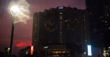 Hotel Grand Hyatt Nyalakan Lampu Berbentuk Hati Sebagai Simbol