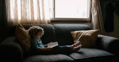 5 Manfaat Mengajak Anak Membaca Buku