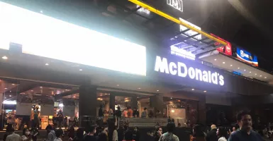 Warga Berkerumun saat McD Sarinah Tutup, PSBB Loyo