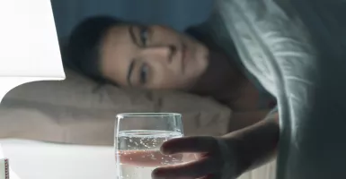 Minum Air Putih Sebelum Tidur Bisa Turunkan Berat Badan
