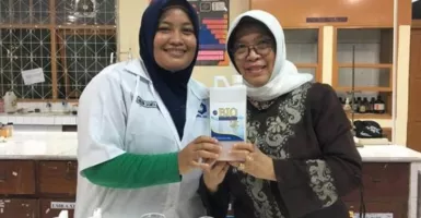 Bangga! Mahasiswi UNG Ciptakan Hand Sanitizer dari Kulit Udang