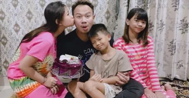 Vicky Prasetyo Ulang Tahun ke-36, Anaknya Beri Kue Ultah Ungu Tua