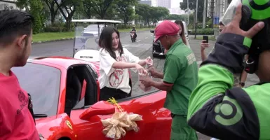 Viral, Wanita Cantik Cantolkan Kerupuk di Mobil Ferrari