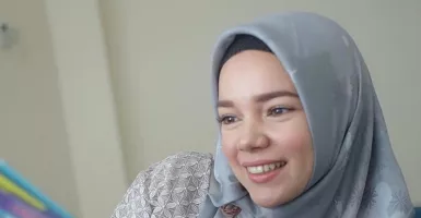 Cerita Haru Dewi Sandra Ajarkan Bahasa Isyarat untuk Disabilitas