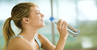 Mitos atau Fakta, Banyak Minum Air Putih Dapat Cegah Kulit Kering