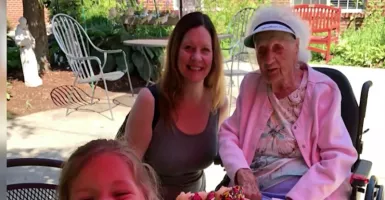 Nenek 103 Tahun Rayakan Kesembuhan dari Covid-19 dengan Minum Bir