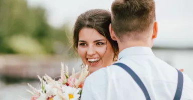 Wanita Menikah dengan Pria Lebih Tua Ternyata Makin Bahagia