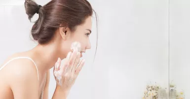 Malas Bersihkan Wajah Sebelum Tidur? Bisa Hadapi 3 Masalah 