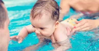 3 Cara Kenalkan Si Kecil Dengan Kolam Renang Agar Tak Takut Air