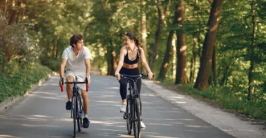 Jangan Salah Pilih, Simak Perbedaan Road Bike dan Sepeda Gunung