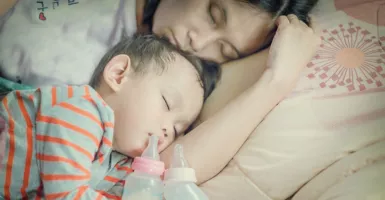 Studi Ungkap Efek Psikologis Ibu Saat Anak Masih Tidur Bersama