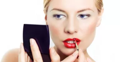 Makeup Tak Perlu Mahal, Nih Manfaat Lain Lipstik Untuk Penampilan