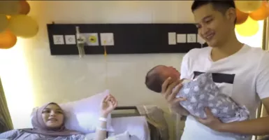 Anak Pertama: Intip Momen Citra Kirana-Rezky Adhitya Gendong Bayi