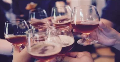 Ngeri! FPI Usul Pelanggar UU Larangan Minuman Beralkohol Dicambuk
