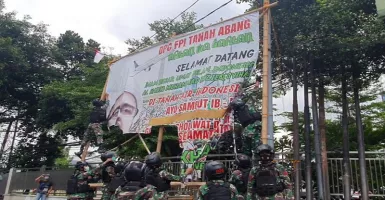 Bravo TNI! Sikat Habis Baliho Habib Rizieq