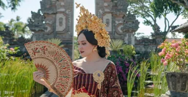 Cantiknya Shandy Aulia dan Anya Geraldine Pakai Songket Bali