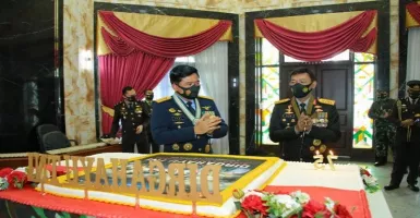 Panglima TNI Marsekal Hadi Tjahjanto Dapat Kejutan dari Kapolri