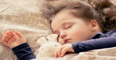 Anak Susah Bobok? 3 Tips agar Si Kecil Tidur Tepat Waktu