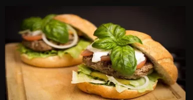 5 Cara Membuat Hamburger jadi Makanan yang Menyehatkan dan Lezat