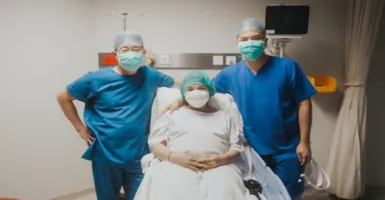 Chelsea Olivia Melahirkan Anak Ke-2, Nih Foto Glenn Gendong Dante