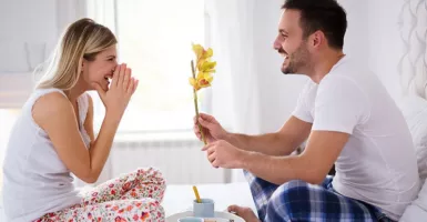Duh Romantis! 5 Tanda Suami Nyaman dengan Istri, Cek Moms