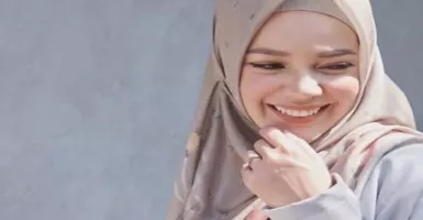 Dewi Sandra Terlihat Cantik Menggunakan Hijab