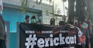 Spanduk Erick Out Bertebaran di Kantor BUMN Banten