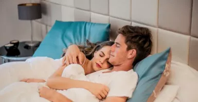 Memeluk Pasangan Saat Tidur, Ternyata Manfaatnya Ajaib Loh!