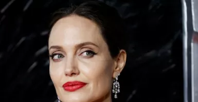 Angelina Jolie Jadi Incaran Ratu Elisabeth II, Ada Apa?