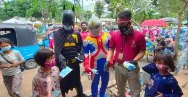 Ondel-Ondel dan Superhero Bagikan Masker untuk Warga Jakarta