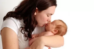 Moms, Ketahui 3 Dampak Buruk Mencium Bibir Bayi, Nomor 2 Bahaya!