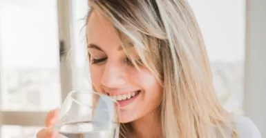 Minum Air Putih Hangat Setiap Hari, Simak Efeknya Bagi Kesehatan