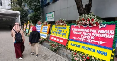 Balai kota DKI Banjir Karangan Bunga, Tapi Bukan Buat Anies