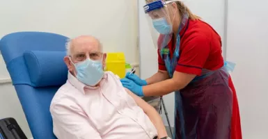 Wah! Kakek 90 Tahun Jadi Orang Pertama Vaksinasi di Inggris