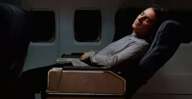4 Cara Bantu Tidur Nyenyak selama Penerbangan