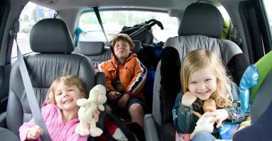 Liburan Bareng Anak-Anak Naik Mobil, Jangan Lupa Bawa Barang Ini