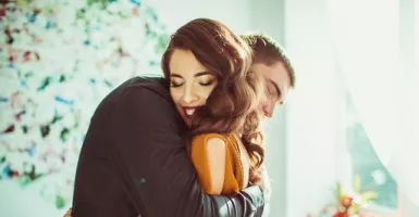 5 Efek Dahsyat Pelukan bagi Pasangan, Dijamin Pelakor Pergi!