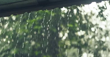 Hujan Deras, Ini 4 Cara Mengatasi Atap Rumah Bocor