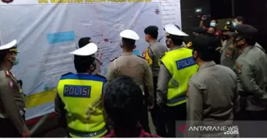 Senin Dini Hari, Ratusan Polisi Penuhi TKP Penembakan Laskar FPI