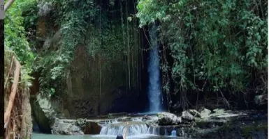 Pahatan-pahatan Unik di Air Terjun Sumampan