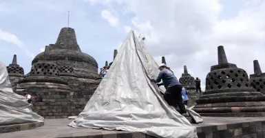 Pemandangan Unik, Stupa Borobudur Ditutup Terpal