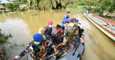 Dramatis, TNI Evakuasi 2 Ibu Melahirkan di Tengah Kondisi Banjir