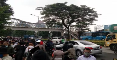 Massa Pendukung Habib Rizieq Geruduk PN Jakarta Timur