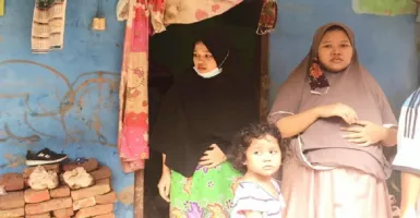 Ya Ampun, Ibu Hamil 9 Bulan Naik ke Atas Genting Hindari Banjir