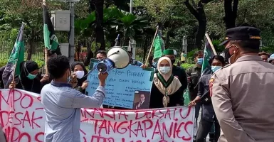 Mahasiswa Demo di Balai Kota, Tangkap Anies Baswedan