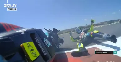 Detik-detik Valentino Rossi Terjatuh di MotoGP Portugal, Ngilu!