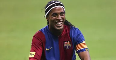 Dikerubungi Wanita Seksi, Ronaldinho Fokus Jadi Rapper